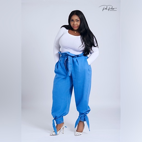 Baggy paper bag tie hem jeans pants as seen on me, wore once for a photo shoot - Picture 2 of 2